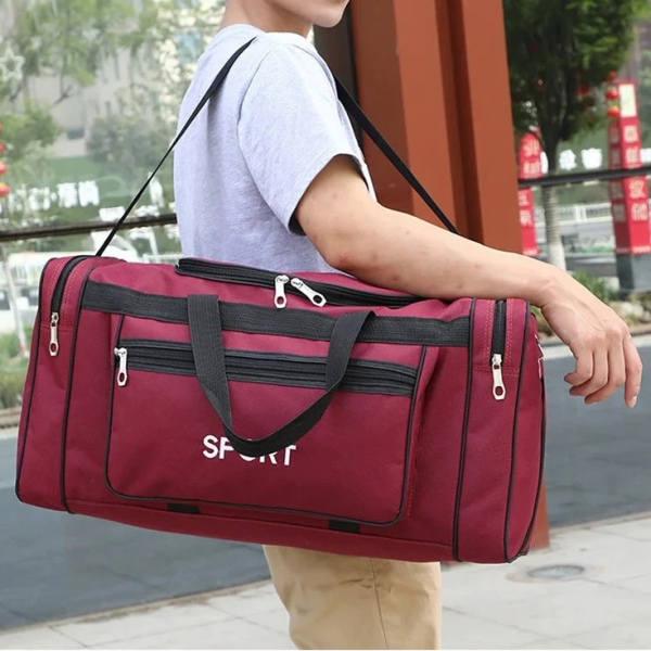 Homme portant sac a dos nomade